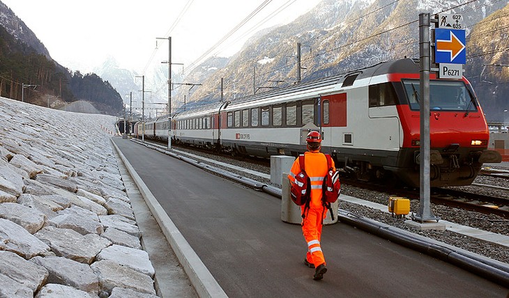 В Швейцарии мужчина с ножом напал на пассажиров поезда  - ảnh 1